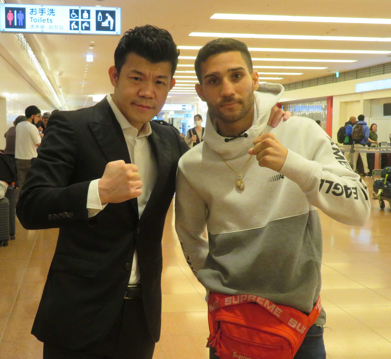 16日に重岡優大とのWBC世界ミニマム級暫定王座決定戦の相手となる元WBO世界同級王者ウィルフレド・メンデス（右）と日本に着いた亀田興毅氏