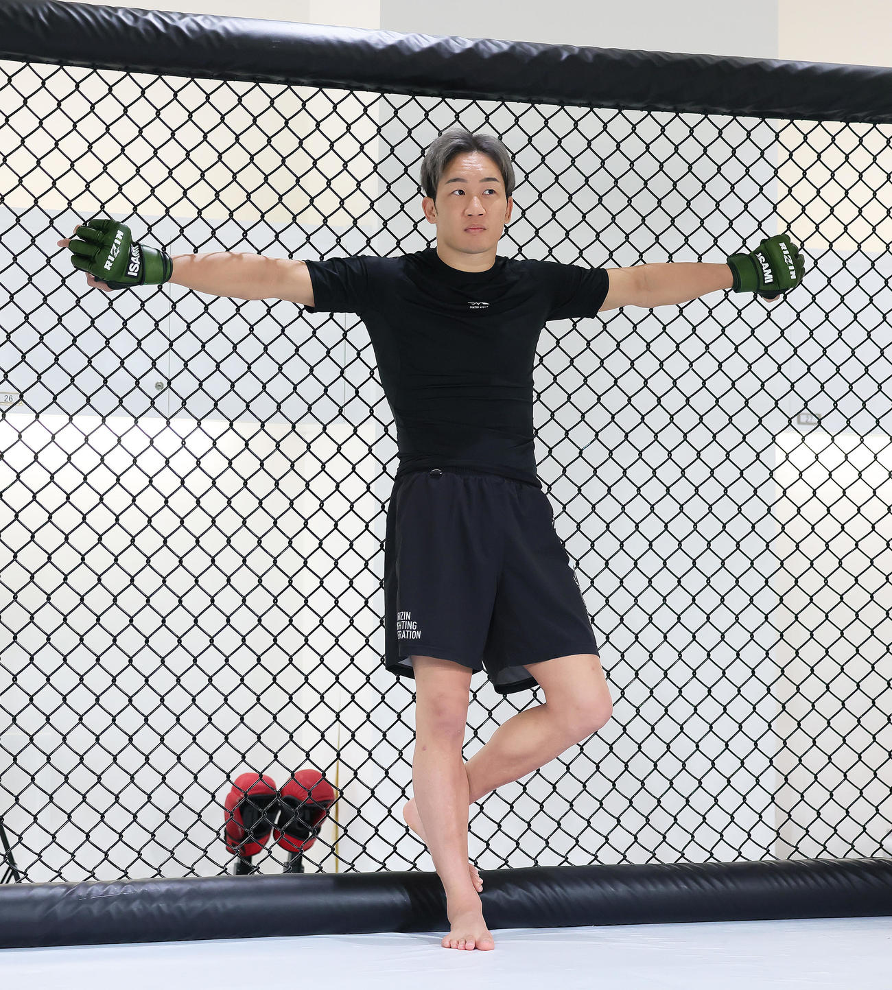 トレーニング公開前、リラックスした表情を見せる朝倉（撮影・足立雅史）