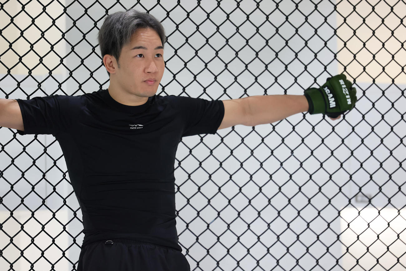 トレーニング公開前、リラックスした表情を見せる朝倉（撮影・足立雅史）