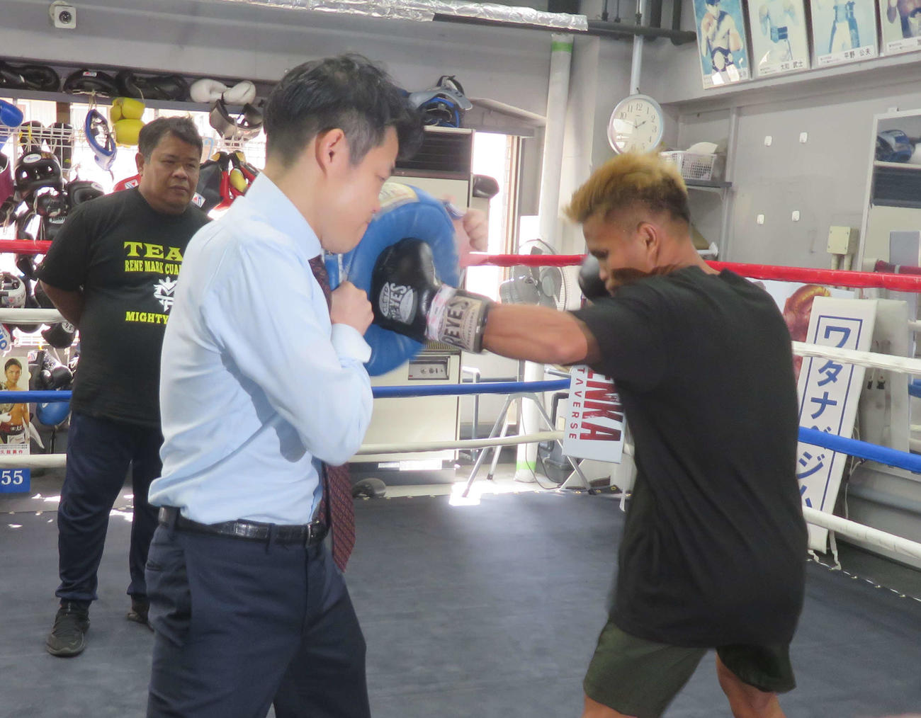世界戦をプロモートする亀田興毅氏（左）が持つドラムミットに強烈な左フックを打ち込む前IBF世界ミニマム級王者で同級3位のレネ・マーク・クアルト