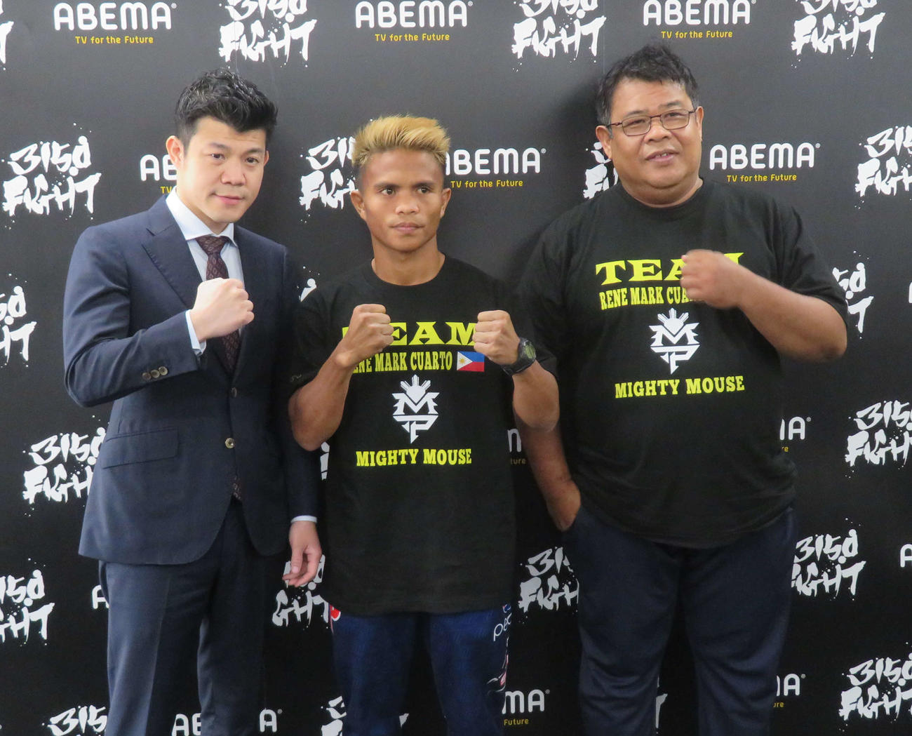 公開練習した前IBF世界ミニマム級王者クアルト（中央）。左は世界戦をプロモートする亀田興毅氏、右はクアルトを担当するネリトレーナー