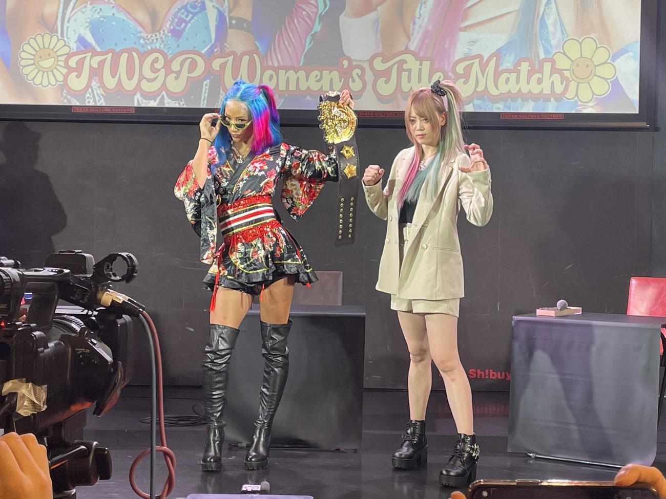 4・23横浜アリーナ大会の記者会見に参加したIWGP女子王者のメルセデス・モネと挑戦者の岩谷麻優（右）