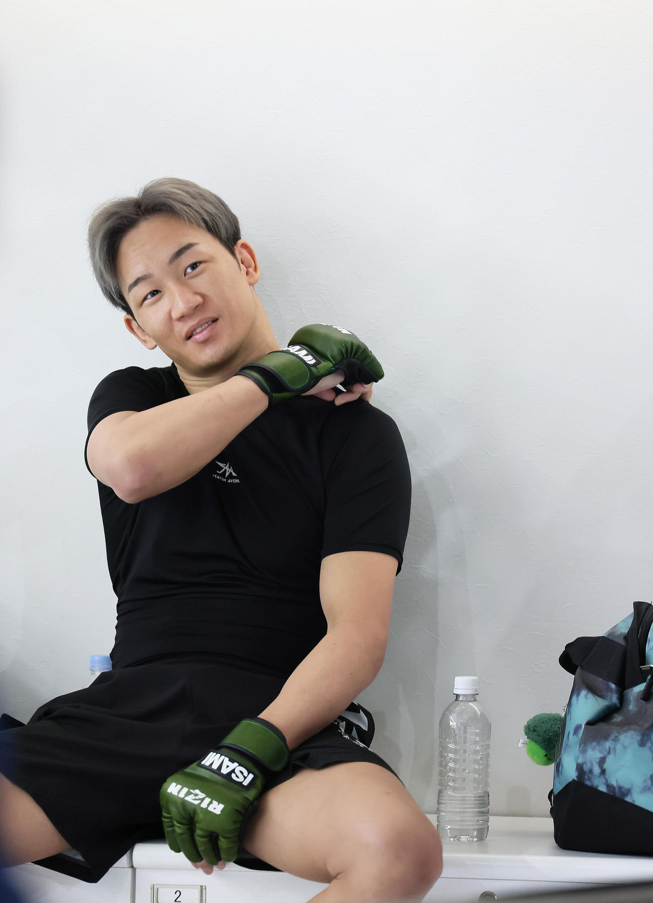 トレーニング公開前、リラックスした表情を見せる朝倉（撮影・足立雅史）