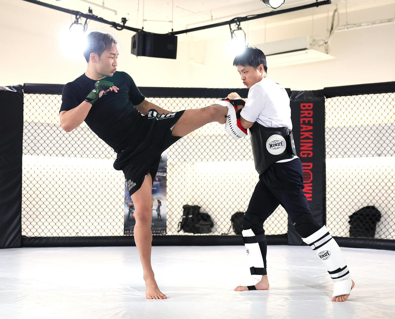 トレーニングを公開した朝倉（左）（撮影・足立雅史）