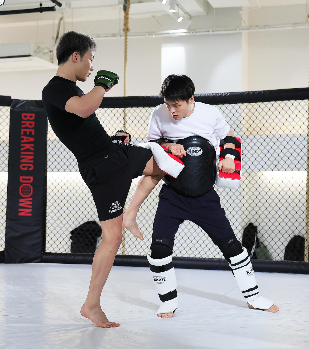 トレーニングを公開した朝倉（左）（撮影・足立雅史）