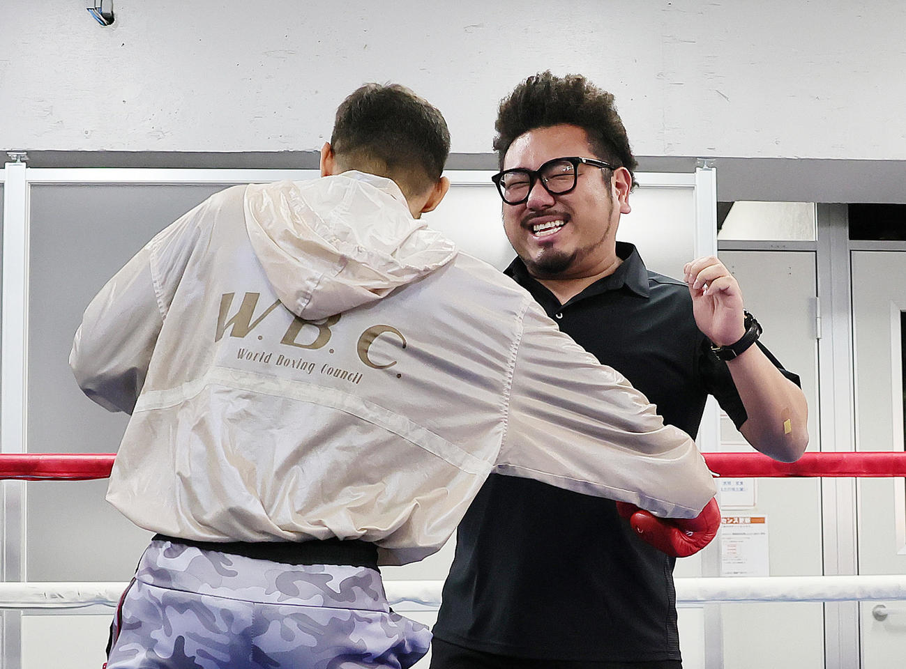 メンデス（左）のパンチを受ける鬼越トマホークの金ちゃん（撮影・足立雅史）