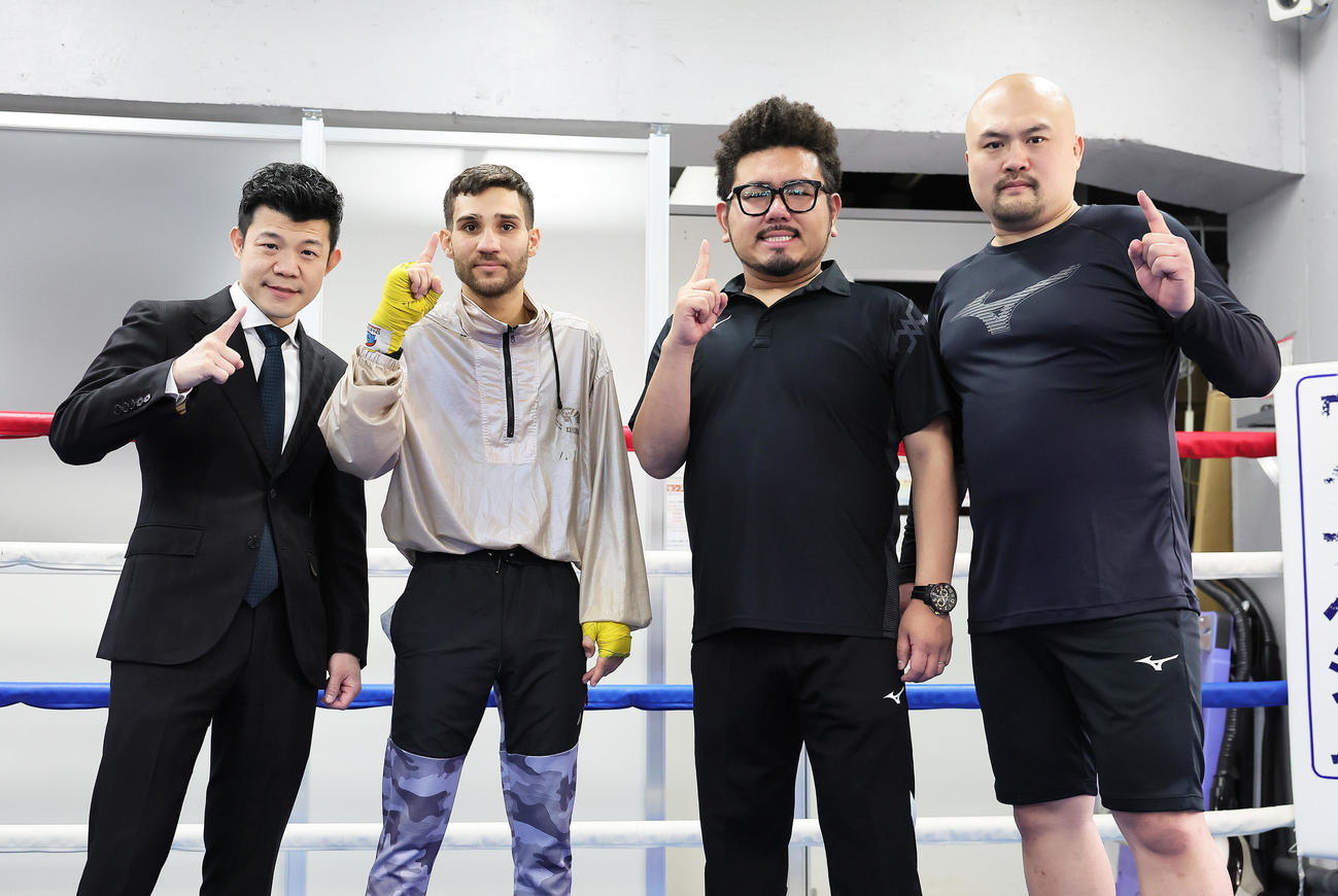 メンデス（左から2人目）とポーズを決める、左から亀田興毅氏、1人おいて鬼越トマホークの金ちゃん、坂井良多（撮影・足立雅史）