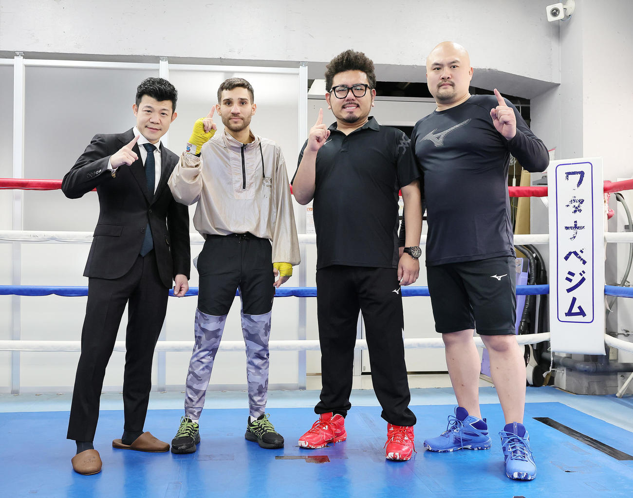 メンデス（左から2人目）とポーズを決める、左から亀田興毅氏、1人おいて鬼越トマホークの金ちゃん、坂井良多（撮影・足立雅史）