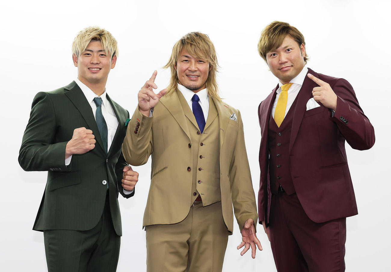 ポーズを決める、左からプロレスリング・ノア清宮、新日本プロレス棚橋、全日本プロレス宮原（撮影・足立雅史）