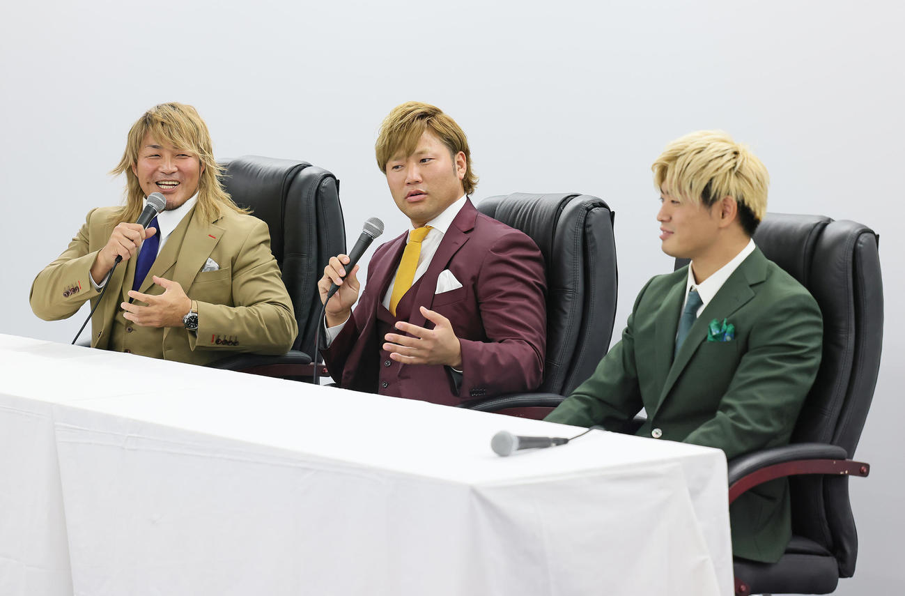 合同会見に臨む、左から新日本プロレス棚橋、全日本プロレス宮原、プロレスリング・ノア清宮（撮影・足立雅史）