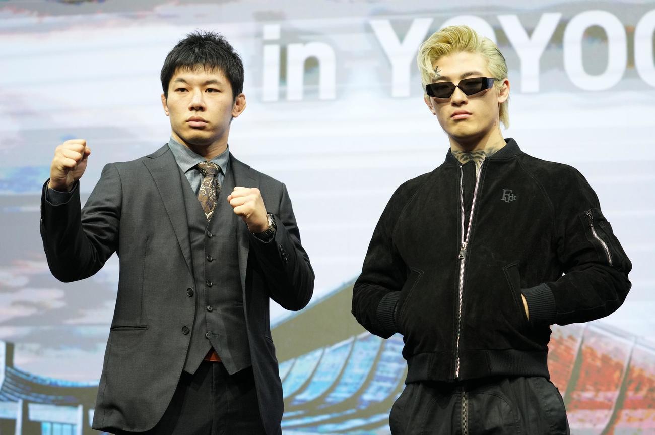 3月、RIZINランドマーク5大会記者会見でポーズを決める斎藤裕（左）と平本蓮