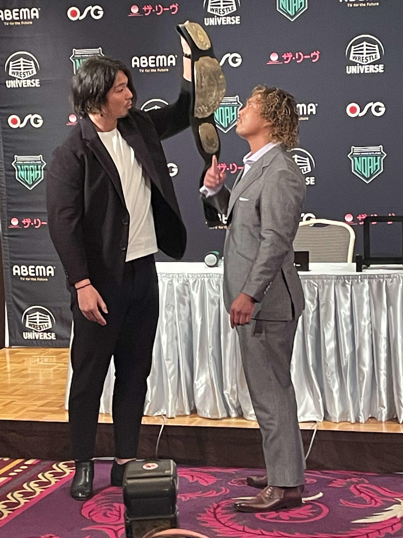 4・21仙台大会のGHCヘビー級選手権試合で激突する王者のジェイク・リー（左）と挑戦者の中嶋勝彦