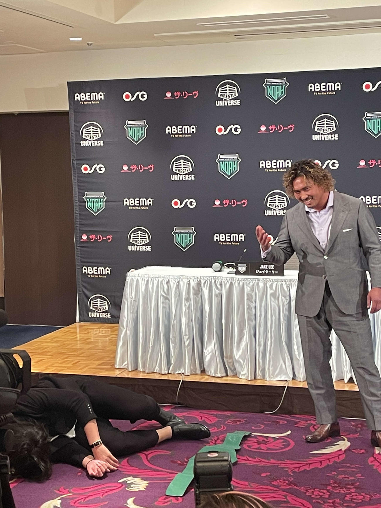 GHCヘビー級王者のジェイク・リー（左）に強烈な張り手を食らわし、ダウンさせた挑戦者の中嶋勝彦