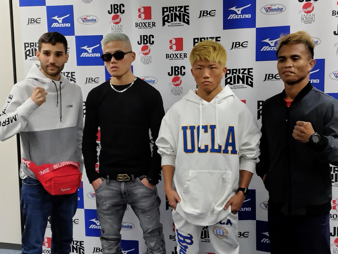予備検診で対戦相手と初めて顔を合わせた左からウィルフレド・メンデス、重岡優大、重岡銀次朗、レネ・マーク・クアルト（撮影・首藤正徳）