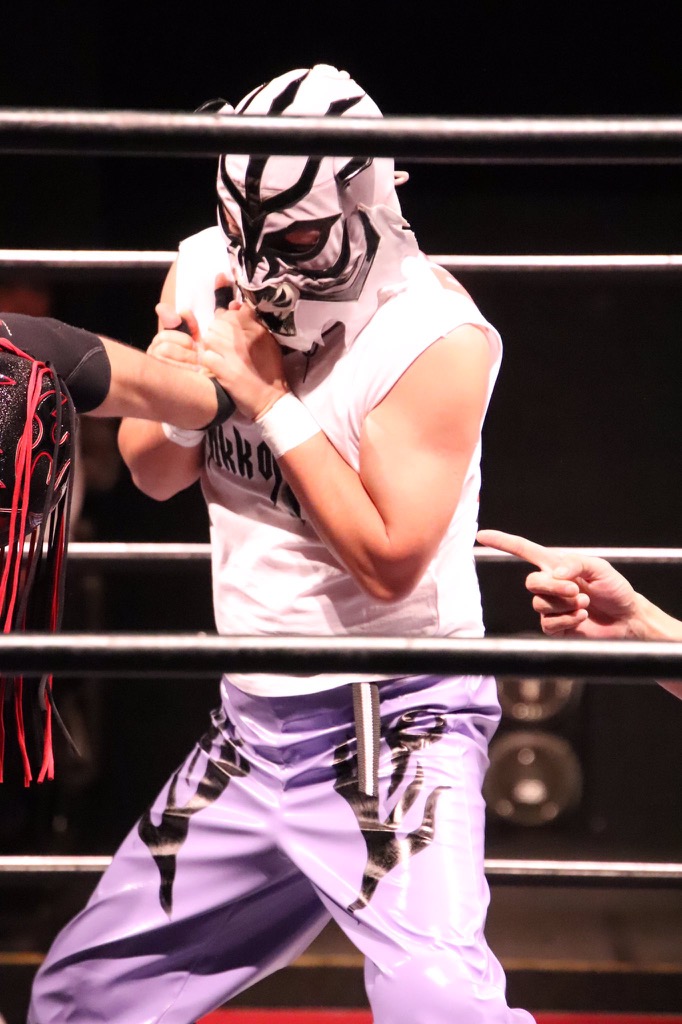 オッサンタイガーは、対戦相手の腕を固める（提供・新根室プロレス）　