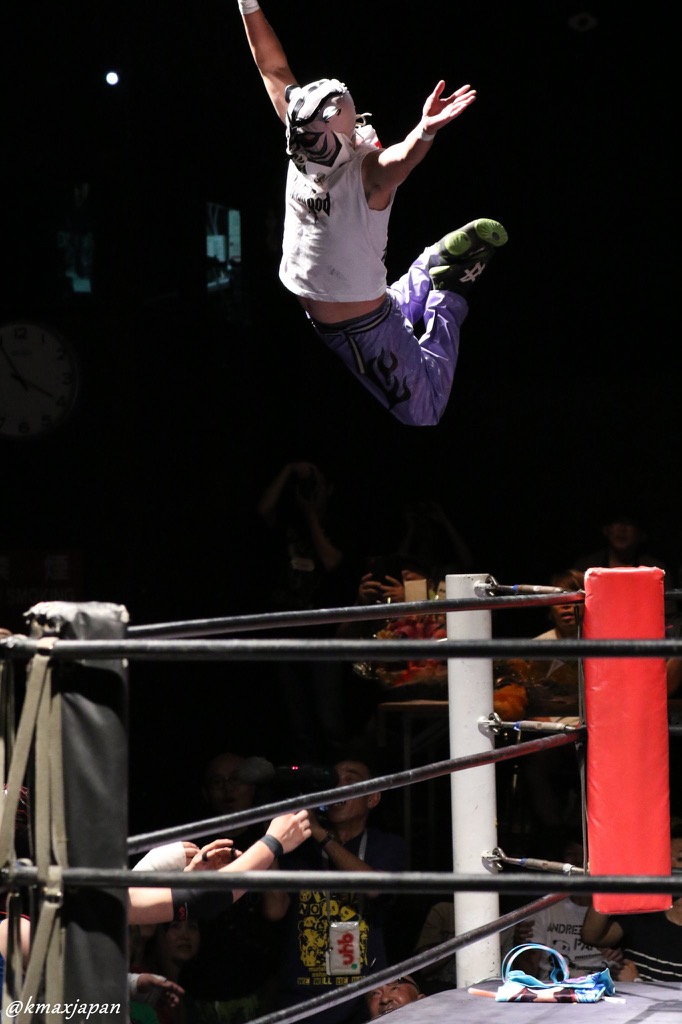 オッサンタイガーは、コーナーから飛びかかる（提供・新根室プロレス）