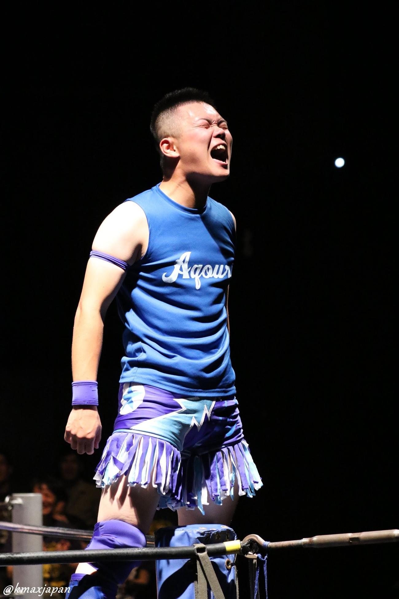TOMOYAはコーナーに立って、雄たけびをあげる（提供・新根室プロレス）