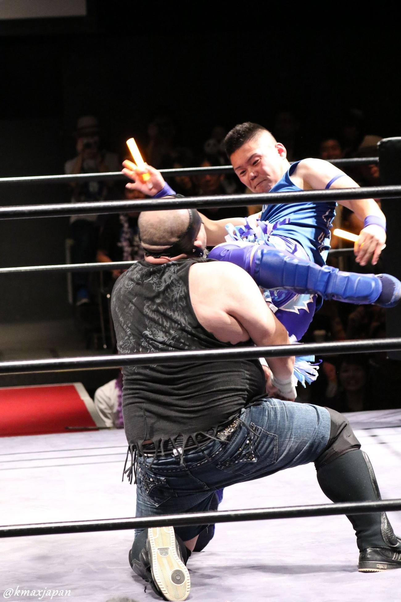 TOMOYAは強烈なキックを対戦相手に浴びせる（提供・新根室プロレス）　