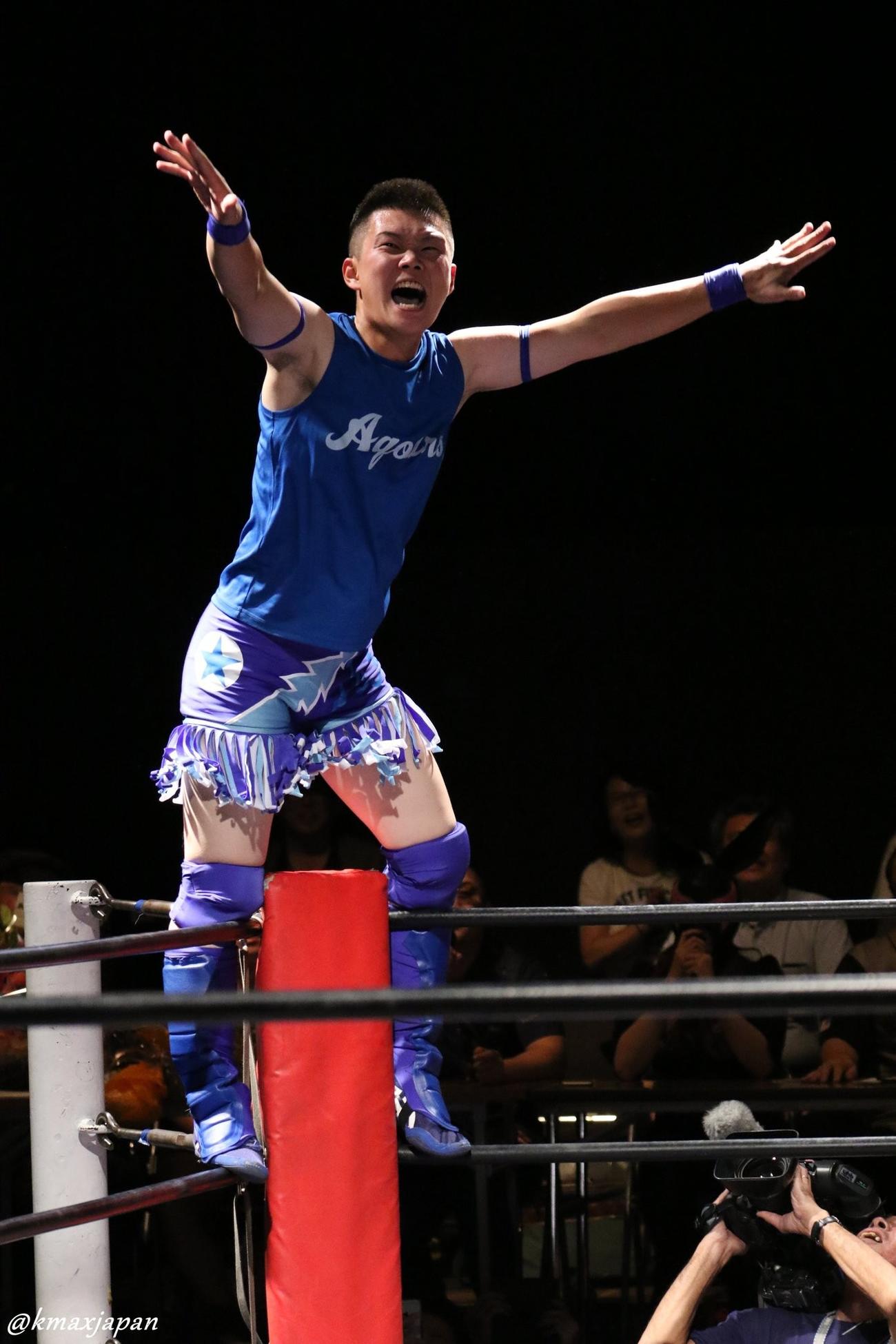 TOMOYAはコーナーに立って、雄たけびをあげる（提供・新根室プロレス）