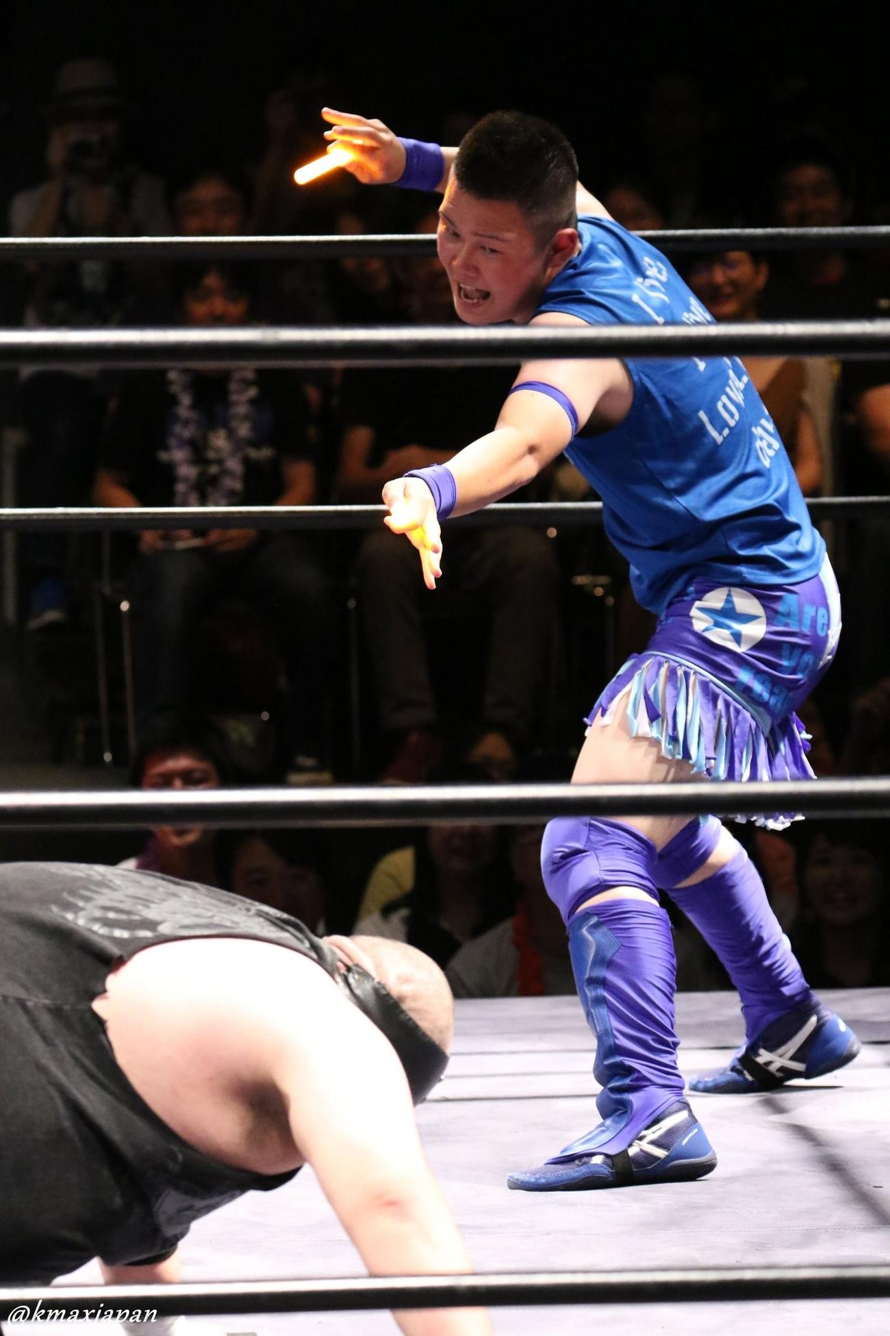 TOMOYAはリング上でほえる（提供・新根室プロレス）