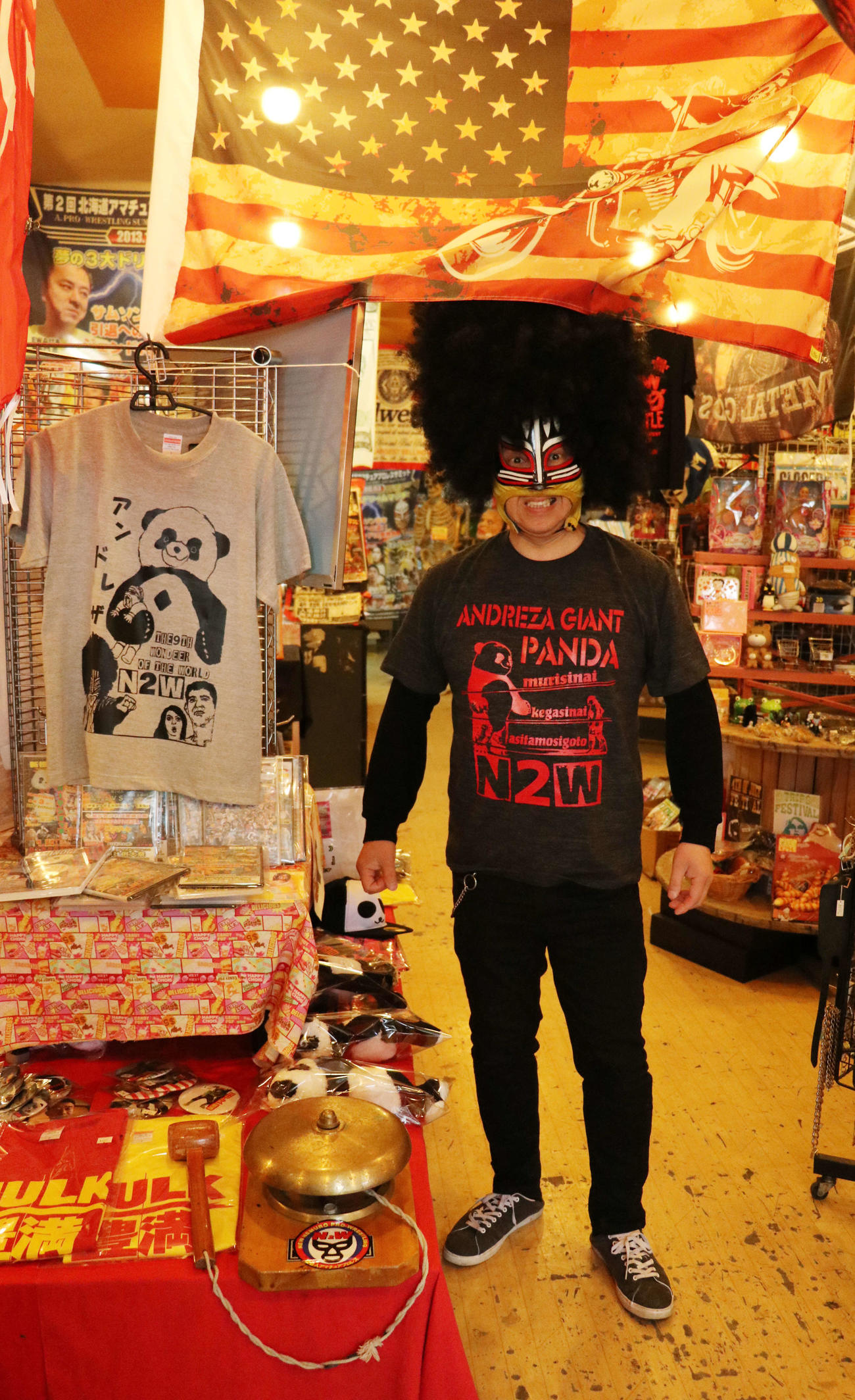 18年、経営する玩具店で撮影に応じるサムソン宮本さん