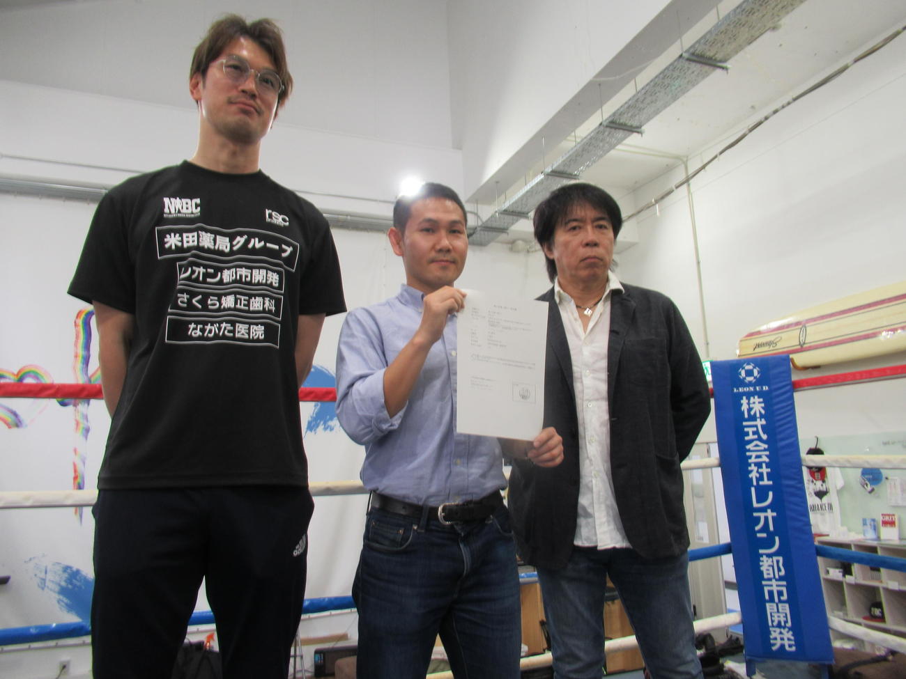 会見に臨んだ元世界王者の高山（中央）石田会長（左）、中出トレーナー（撮影・実藤健一）