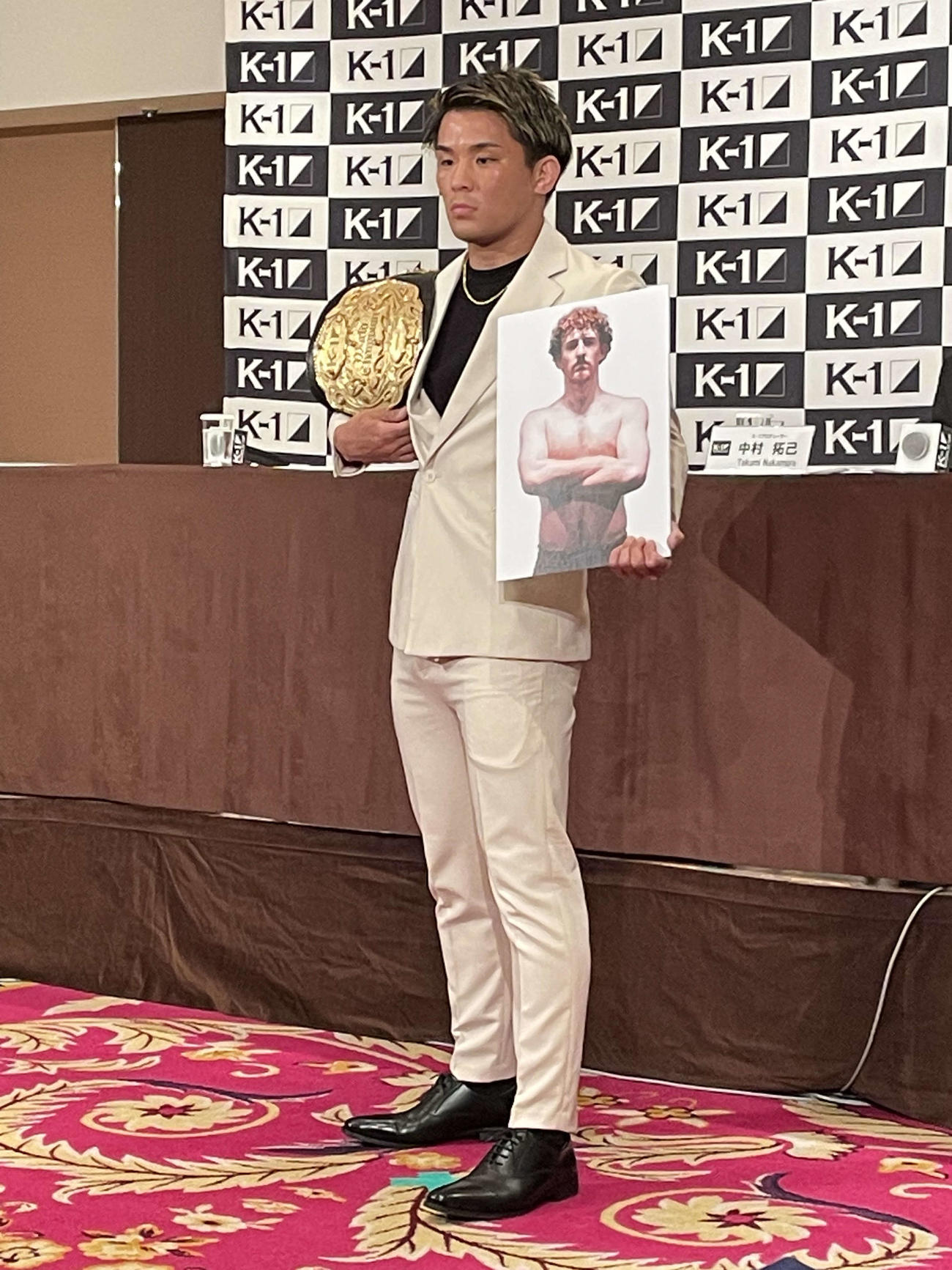 6月3日の「K－1 WORLD GP 2023」に向けた記者会見で、対戦相手のアーロン・クラーク（アイルランド）の顔写真を手に持つK－1 WORLD GPライト級王者の与座優貴