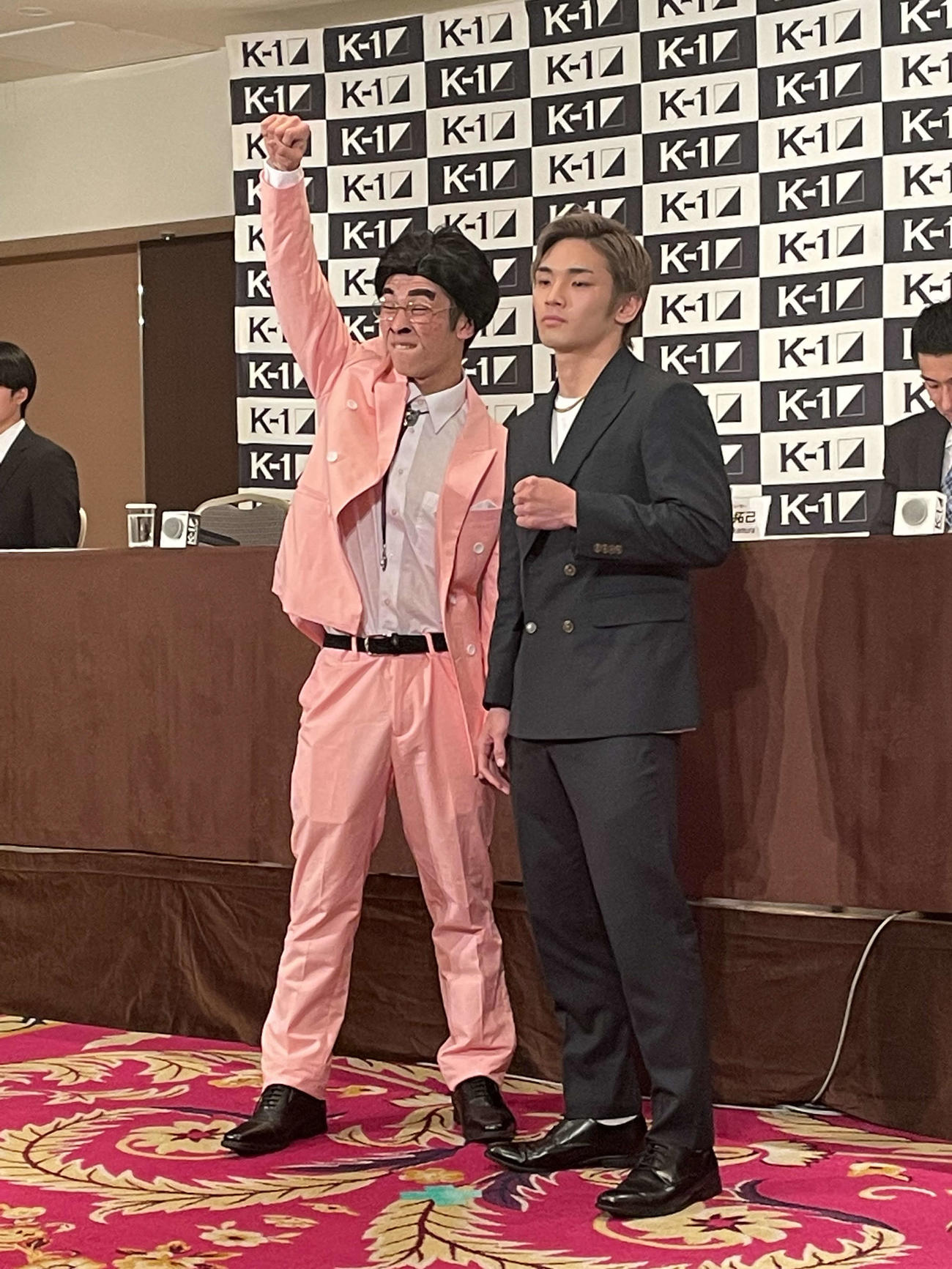 6月3日の「K－1 WORLD GP 2023」に向けた記者会見で、井脇ノブ子風なファッション、メイクで盛り上げる壬生狼一輝（左）と対戦相手の白幡裕星