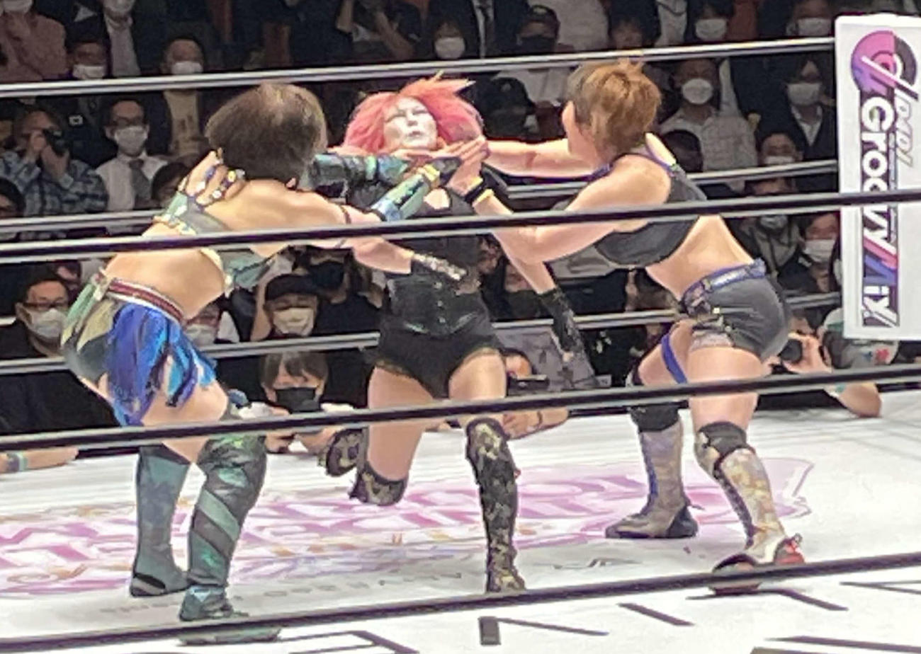 MIRAI（右）＆壮麗亜美から攻撃を受けるラム会長