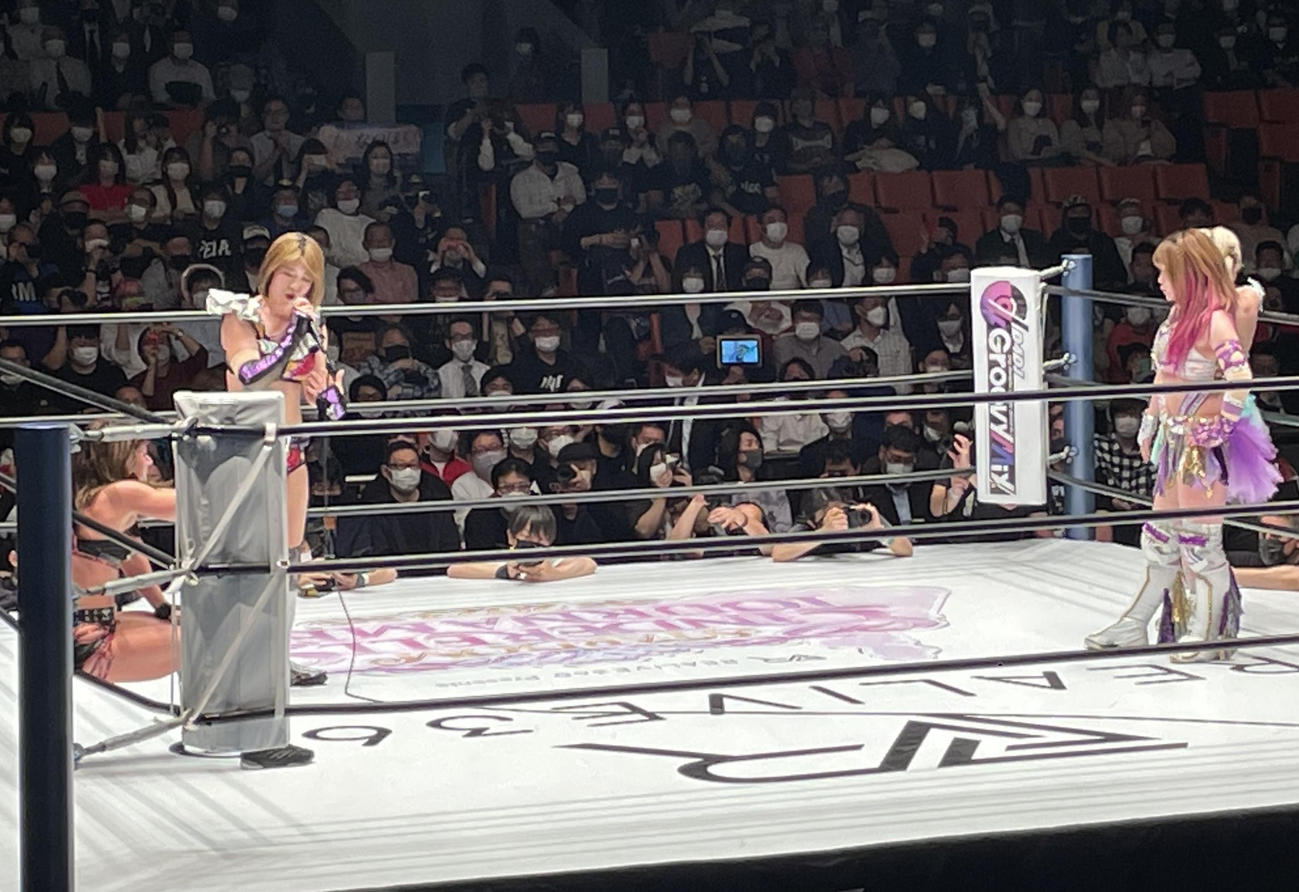 敗れた桜井まい（左から2人目）のマイクに、微妙な表情を浮かべる中野たむ（右から2人目）＆なつぽい