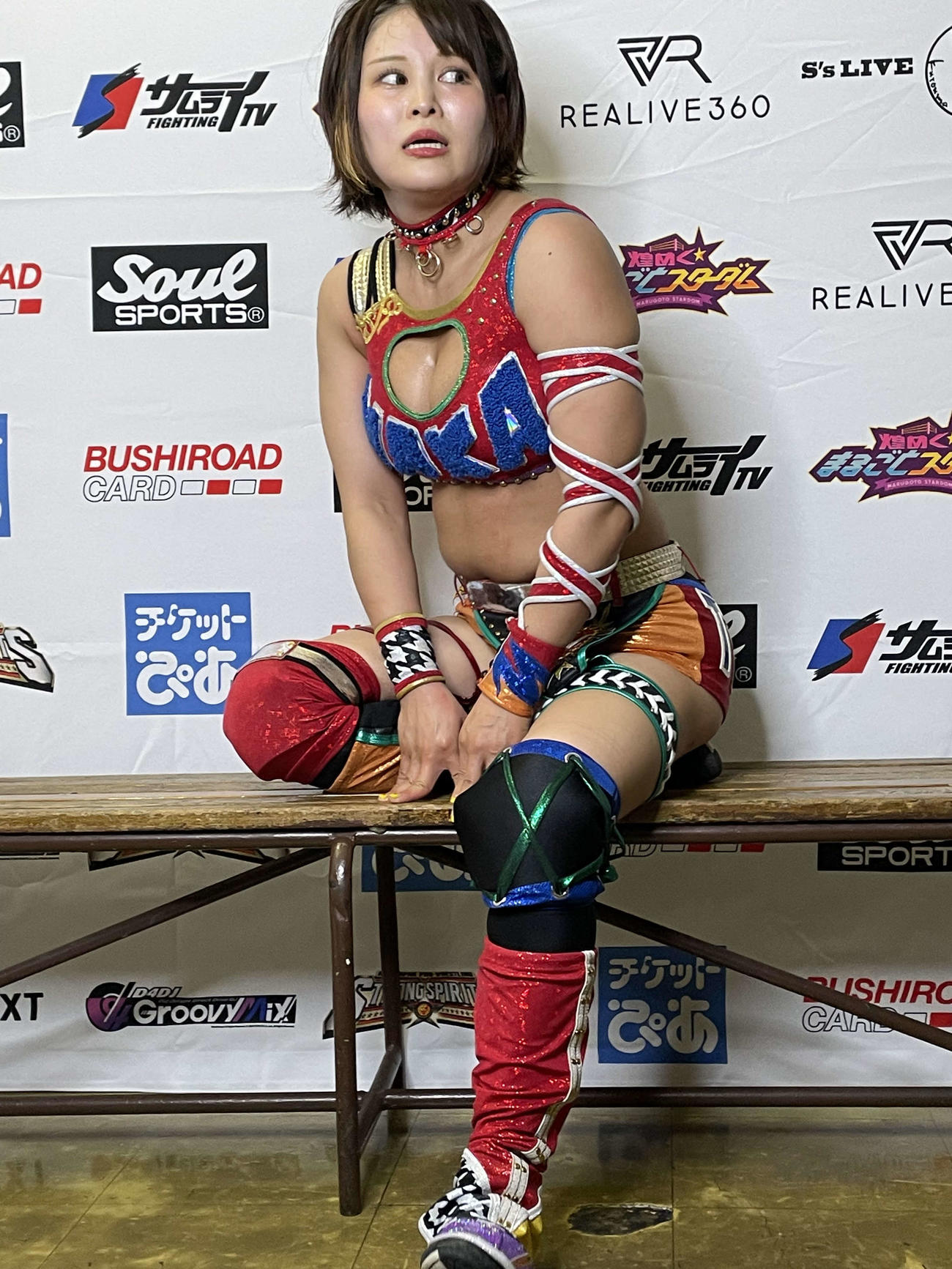 涙を浮かべる月山和香