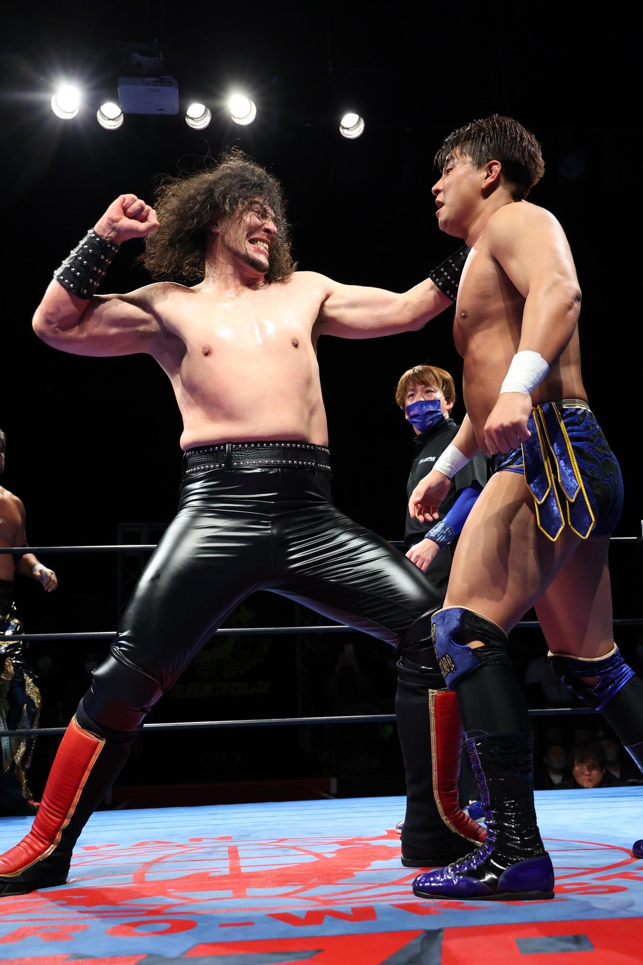 ナックルパートを繰り出す斉藤ジュン（全日本プロレス提供）