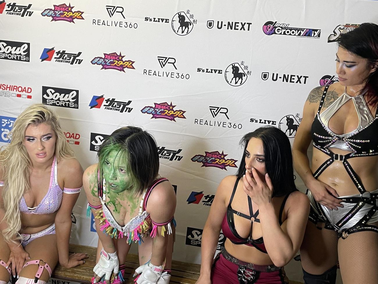 マライア・メイ（左）、ジーナ、ジェシー（右）に挟まれ、白川未奈の顔にはは上谷沙弥から浴びせられた毒霧
