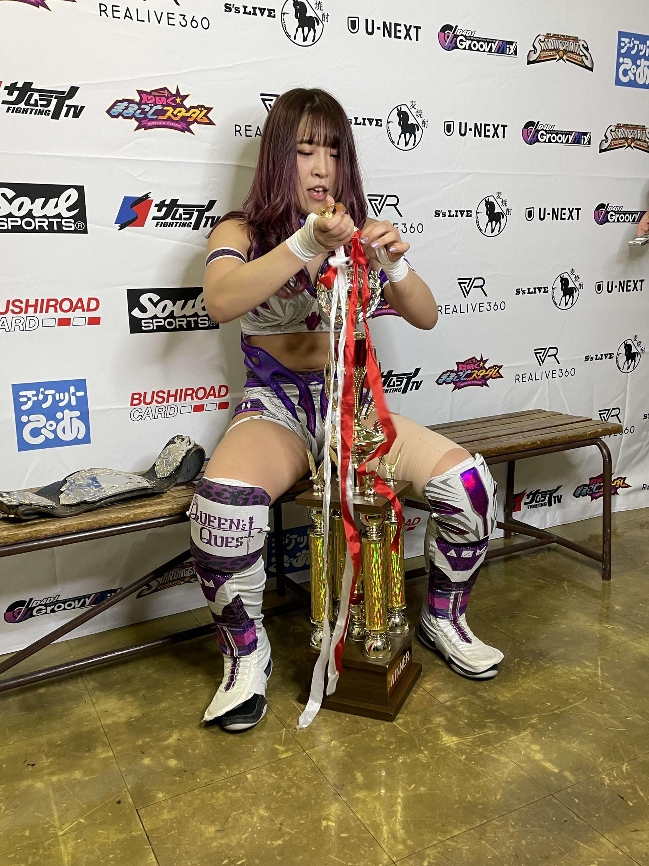 壊れたトロフィーを心配する、ハイスピード選手権で11度目の防衛に成功したAZM