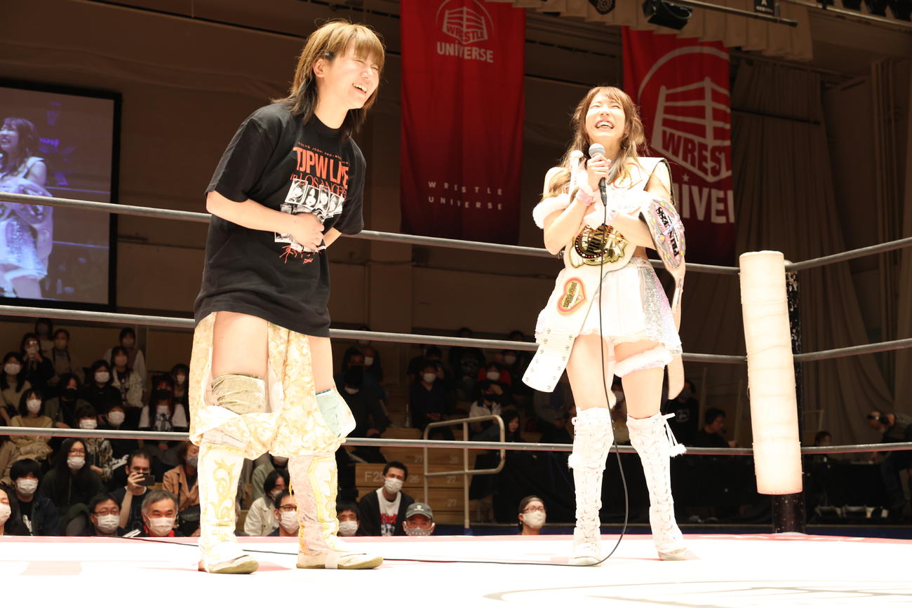 笑顔で大会を締める坂崎ユカと瑞希（右）（撮影・渋谷征平）