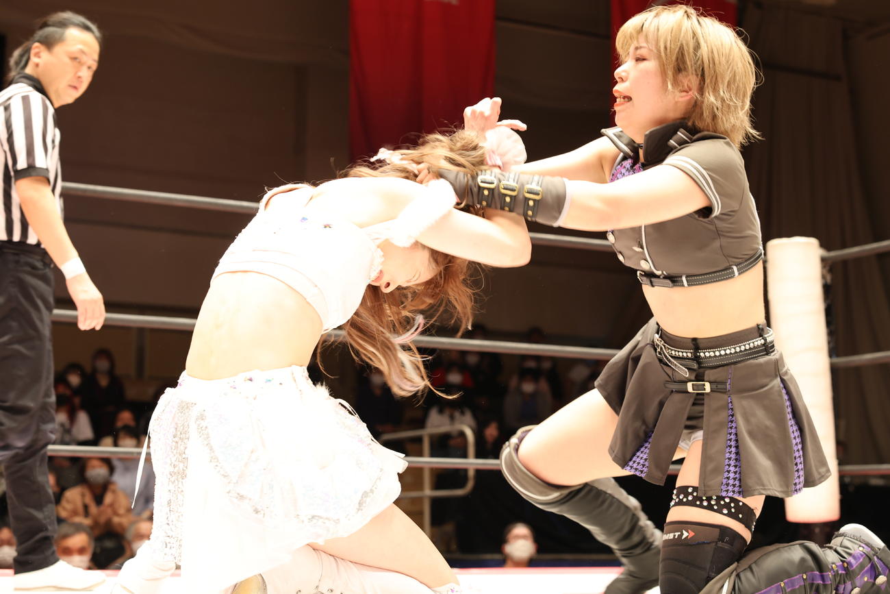 角田奈穂（右）に攻められる瑞希（撮影・渋谷征平）