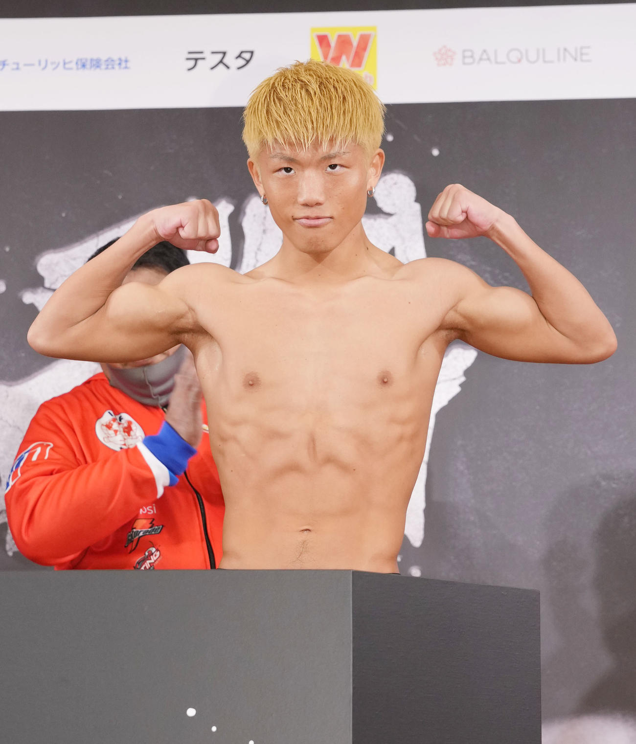 ミニマム級ダブル世界戦の前日計量をパスする重岡銀（撮影・狩俣裕三）