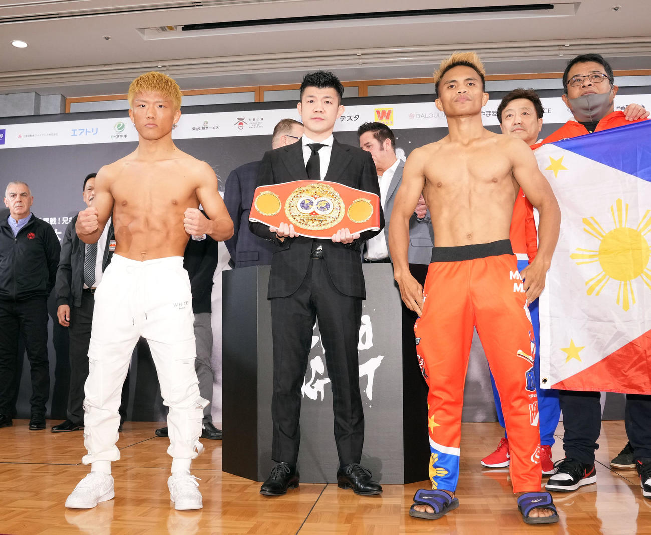 ミニマム級ダブル世界戦の前日計量で、亀田興ファウンダー（中央）立ち会いのもと、記念撮影をする重岡銀（左）とメンデス（撮影・狩俣裕三）