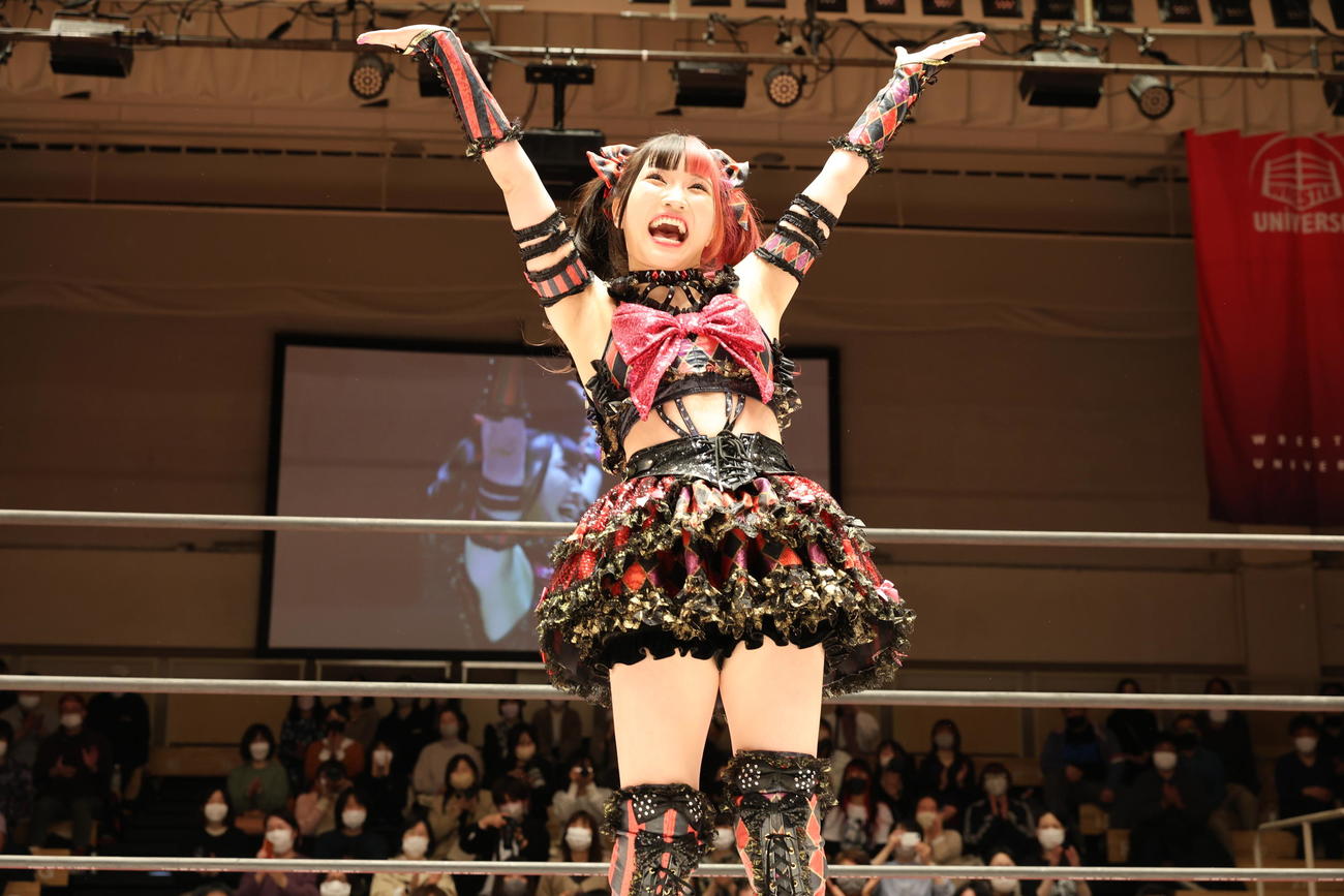 試合途中でバンザイする伊藤麻希（撮影・渋谷征平）