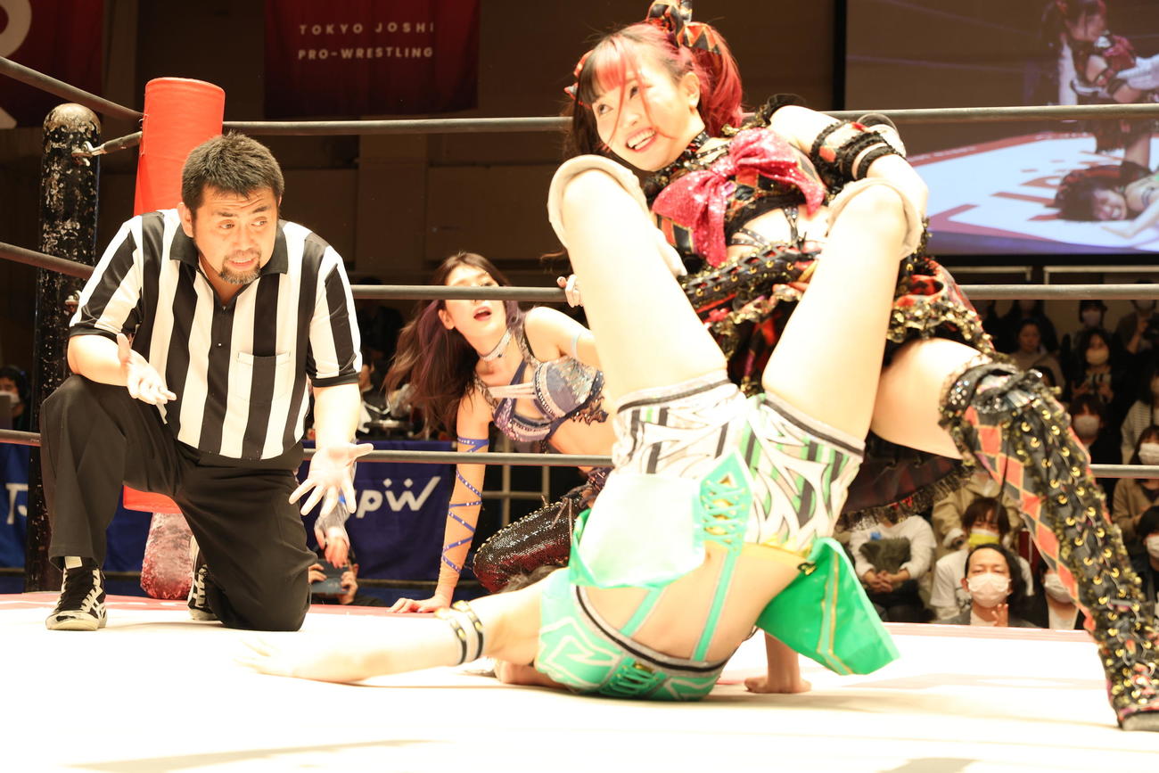 鈴木志乃を伊藤パニッシュで攻める伊藤麻希（右）（撮影・渋谷征平）