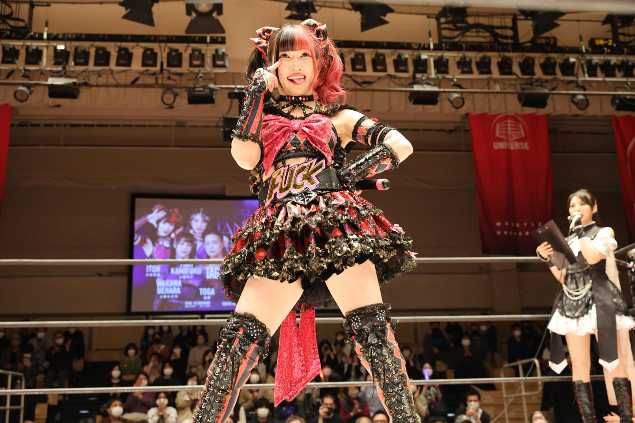 客席に向かってポーズをとる伊藤麻希（撮影・渋谷征平）