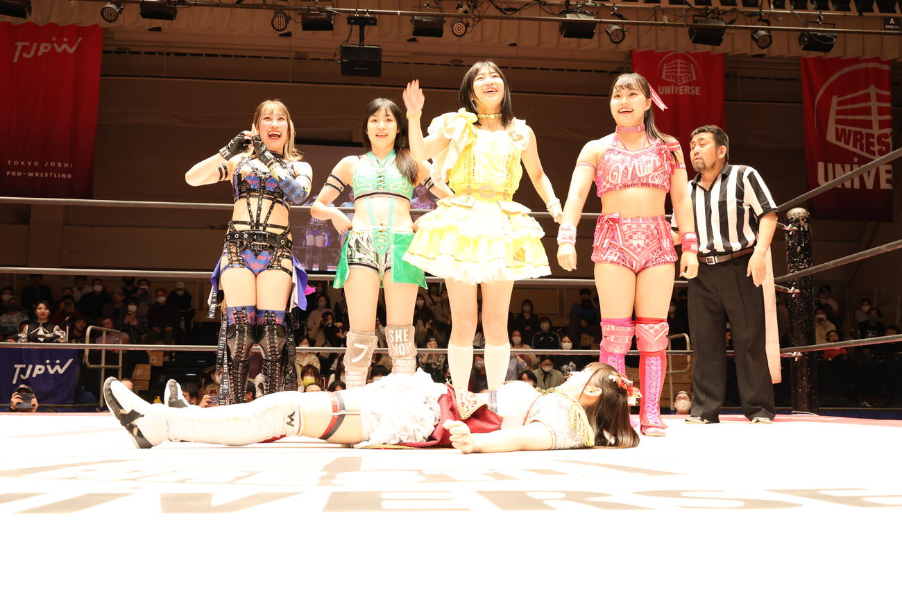 上原わかな（手前）に「おやすみエクスプレス」を仕掛ける、らく（右から3人目）（撮影・渋谷征平）