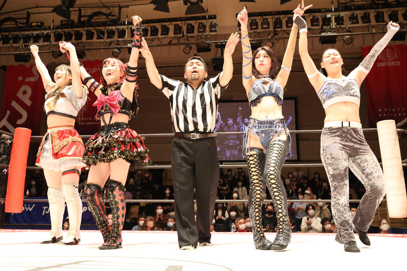 勝利し、松井レフェリー（中央）から勝ち名乗りを受ける、左から上原わかな、伊藤麻希、1人おいて上福ゆき、凍雅（撮影・渋谷征平）
