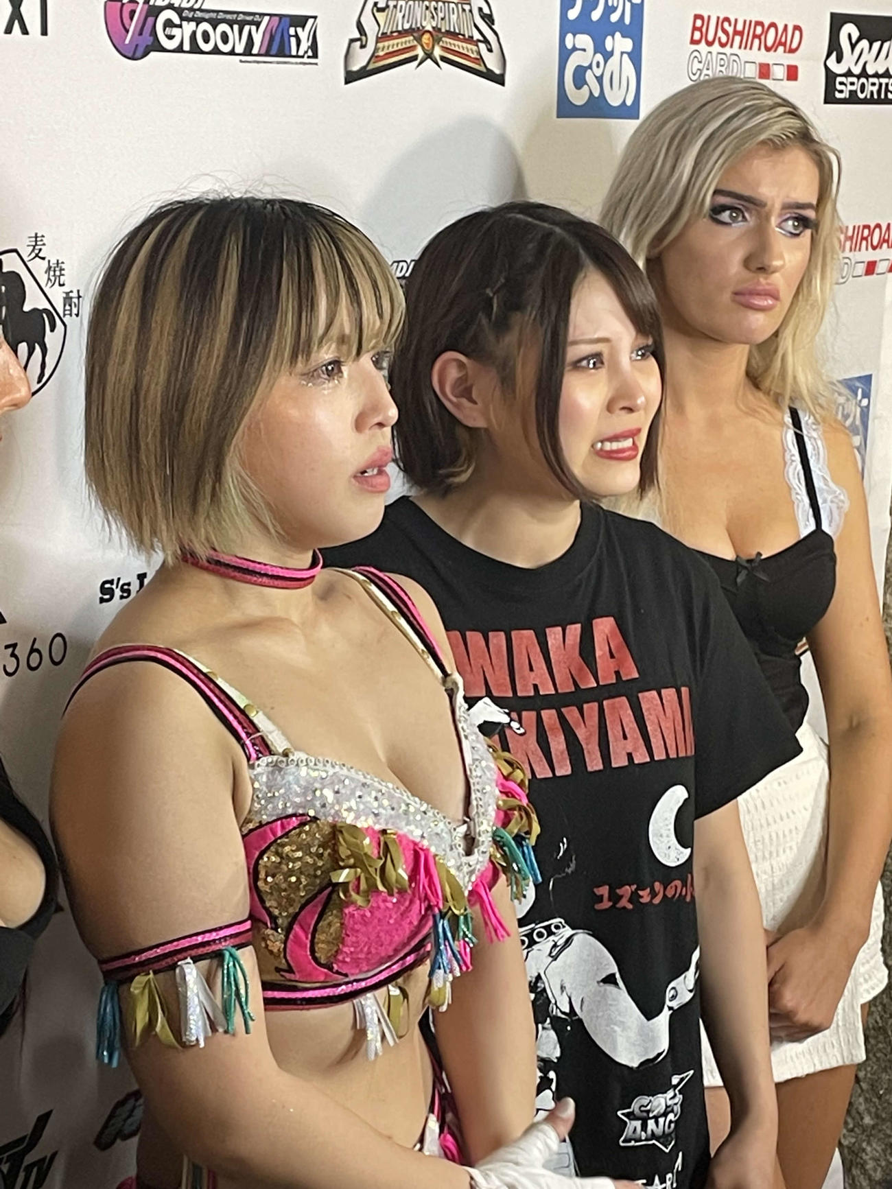 コズミック・エンジェルスを独立した白川未奈（左）と、コズミック・エンジェルスを脱退し、クラブ・ヴィーナス入りを決めた月山和香