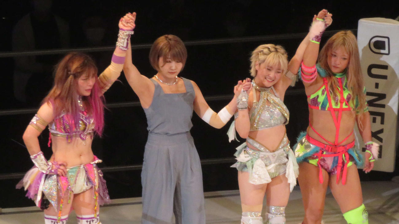 手をつなぐコズミックエンジェルスのメンバー。左から中野たむ、安納サオリ、なつぽい、SAKI（撮影・松熊洋介）