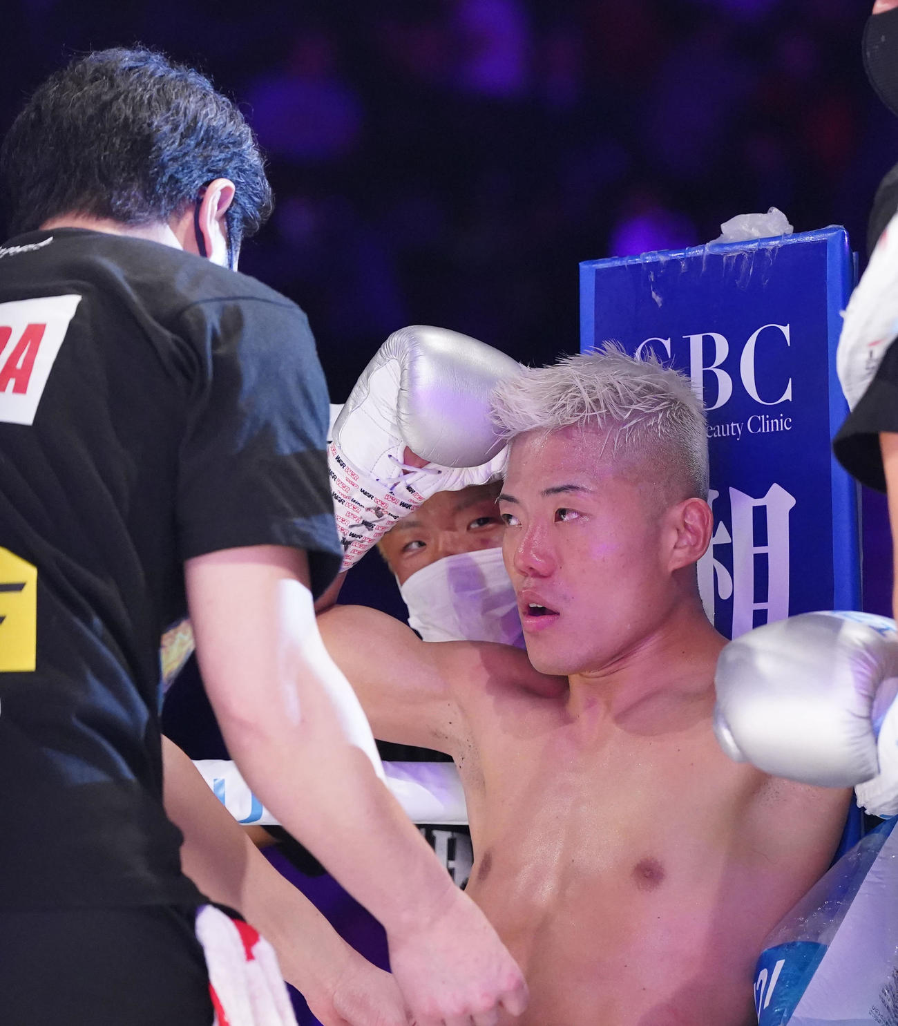 3回を終え、試合後の重岡銀（後方）からアドバイスを受ける重岡優（撮影・狩俣裕三）