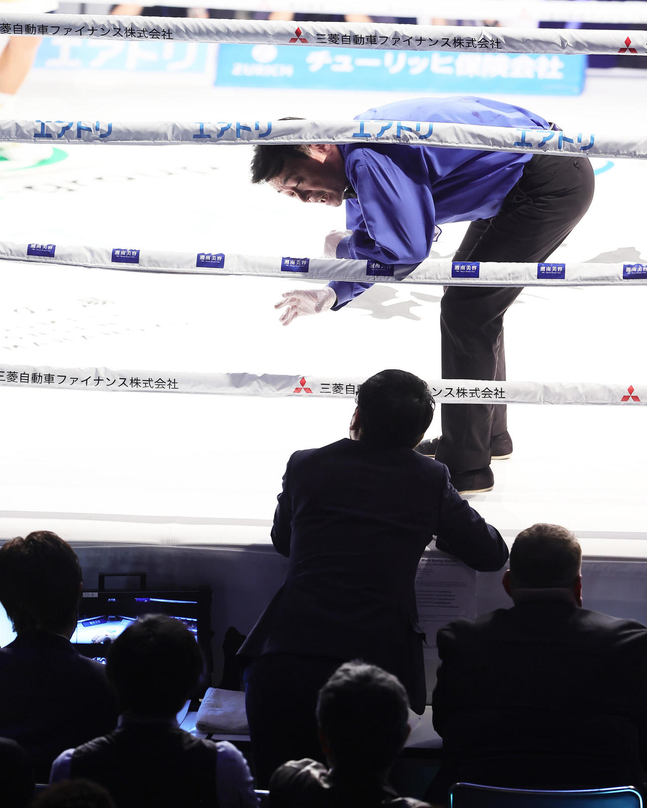 6回、ダウン判定をビデオで確認するレフェリー（撮影・足立雅史）