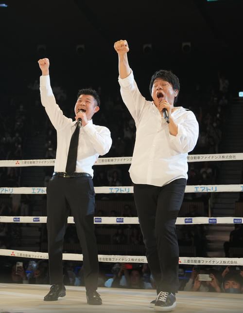 ミニマム級ダブル世界戦　ハーフタイムショーで亀田ファウンダー（左）といっしょに「YAH YAH YAH」を熱唱するASKA（撮影・狩俣裕三）
