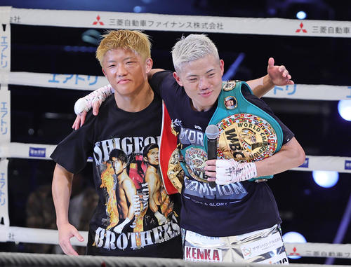 インタビューを終え、仲良く肩を組む重岡優(右)と重岡銀(撮影・足立雅史)