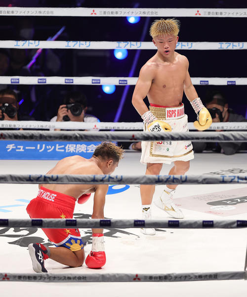 7回、重岡銀(右)はクアルトからダウンを奪う(撮影・足立雅史)